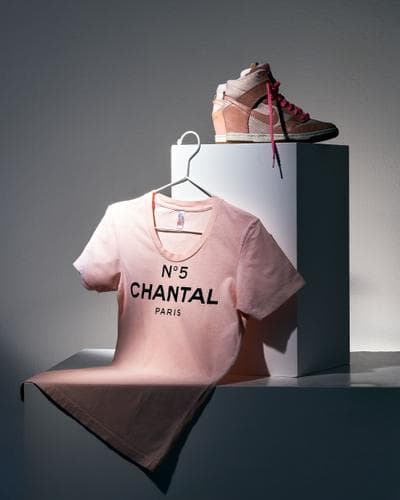 Chantal T-Shirt and Sneaker from “Fack ju Göthe 2“