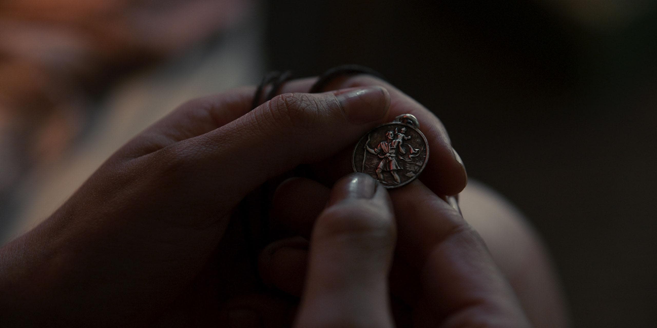 Martha Nielsen (Lisa Vicari) holds the St. Christopher pendant from “Dark“  <small>© Netflix</small>